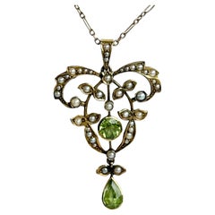 Ciondolo e catena in oro 9 carati in stile Art Déco con peridoto e perle