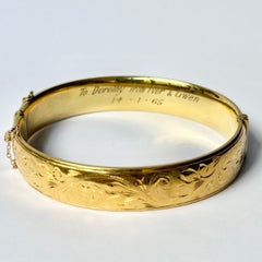 Brazalete de oro grabado enrollado vintage