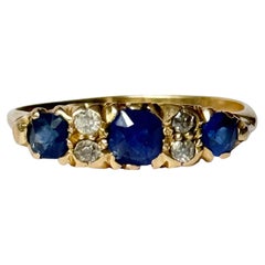 Vintage Sapphire and Diamond 18 Carat Gold Three Stone Ring (bague à trois pierres en or 18 carats)