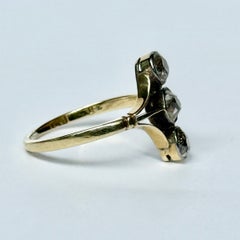 Art-Déco-Ring mit Diamanten aus Platin und 18-Karat-Gold mit drei Steinen