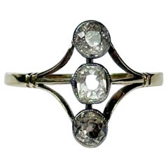 Art-Déco-Ring mit Diamanten aus Platin und 18-Karat-Gold mit drei Steinen