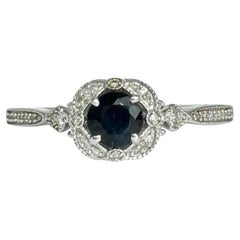 Anillo vintage de oro blanco de 9 quilates con zafiros y diamantes