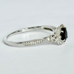 Anillo vintage de oro blanco de 9 quilates con zafiros y diamantes