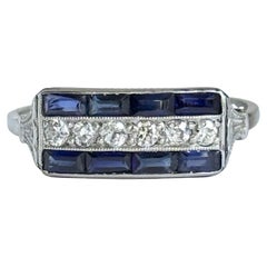 Anillo Art Déco de platino de 18 con panel de zafiros y diamantes