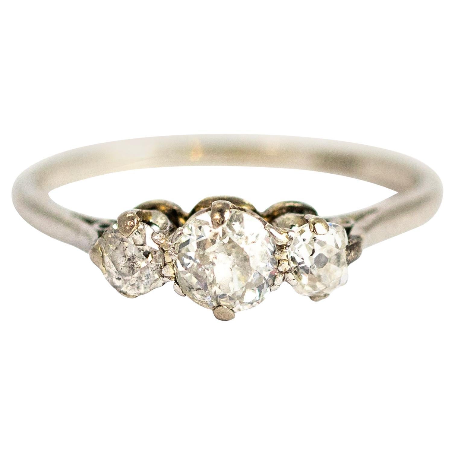 18 Karat Gold und Platin Diamant-Dreistein-Ring im viktorianischen Stil