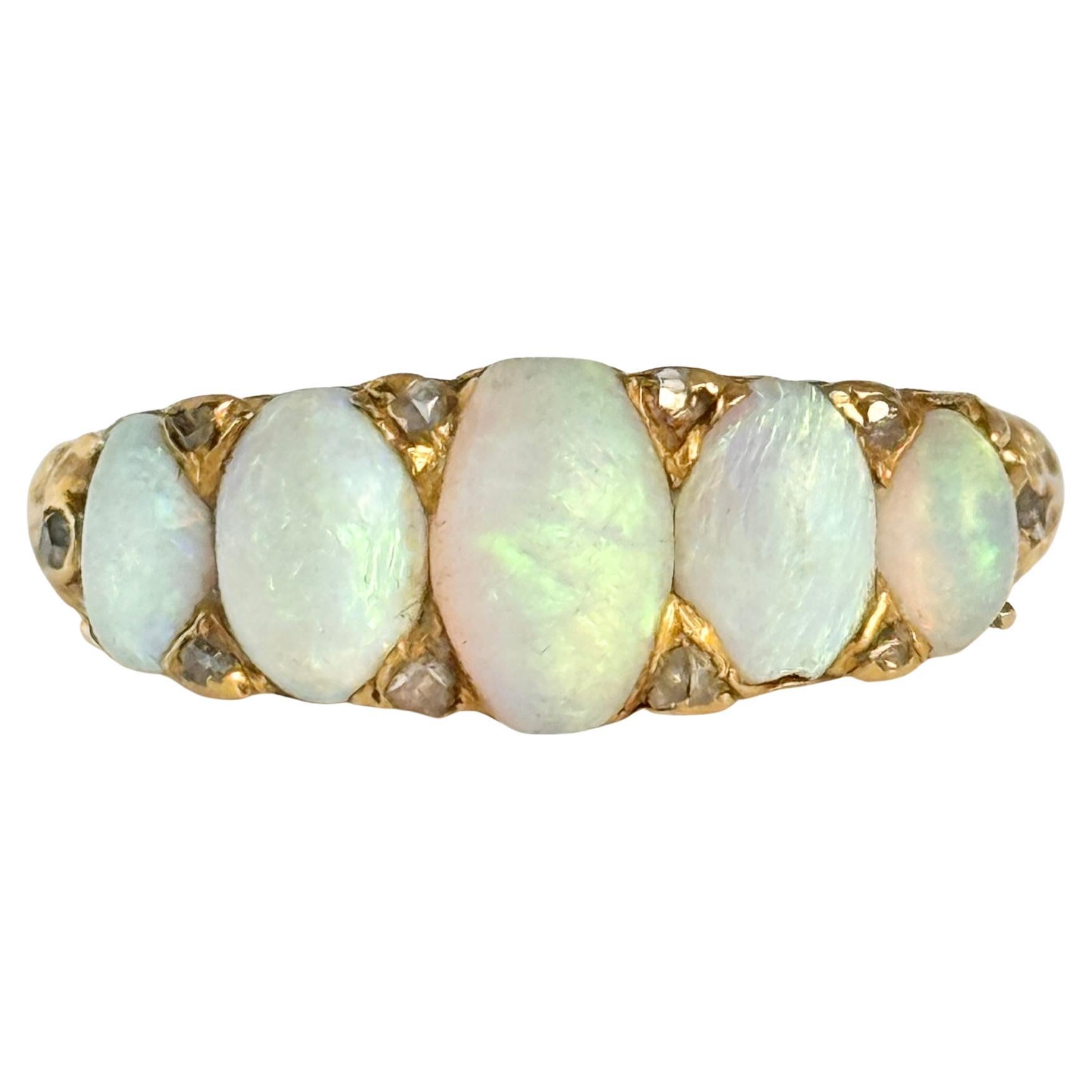 Opale à cinq pierres et pointes en or jaune 18 carats avec diamants