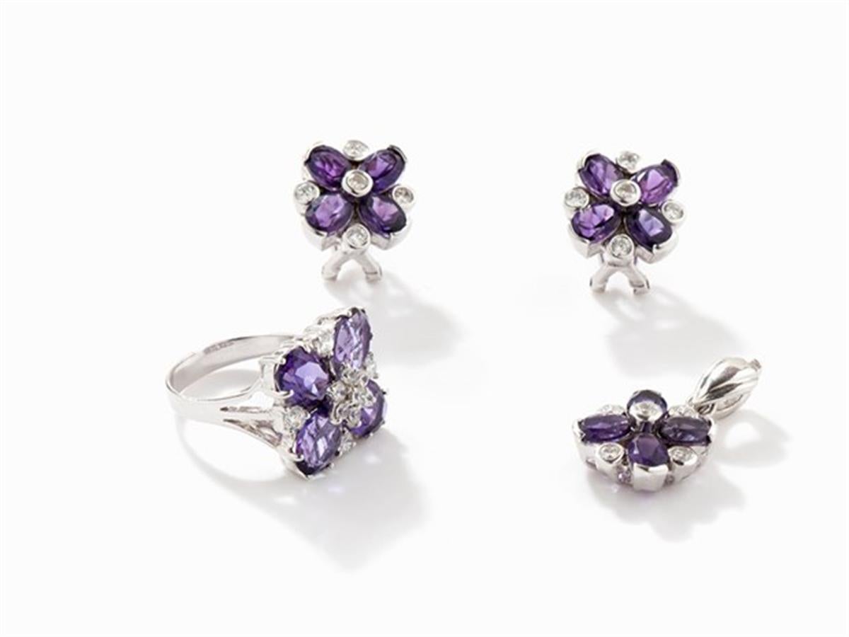 Description of the
- sterling silver
- Germany, around 2000
- Punctured on the closure and inside on the ring rail with the fineness 925
- 16 amethysts, 26 zircons
- Ring size: 57.5; US: 8.0
- Total weight: approx. 20.2 g
- Very good condition
-