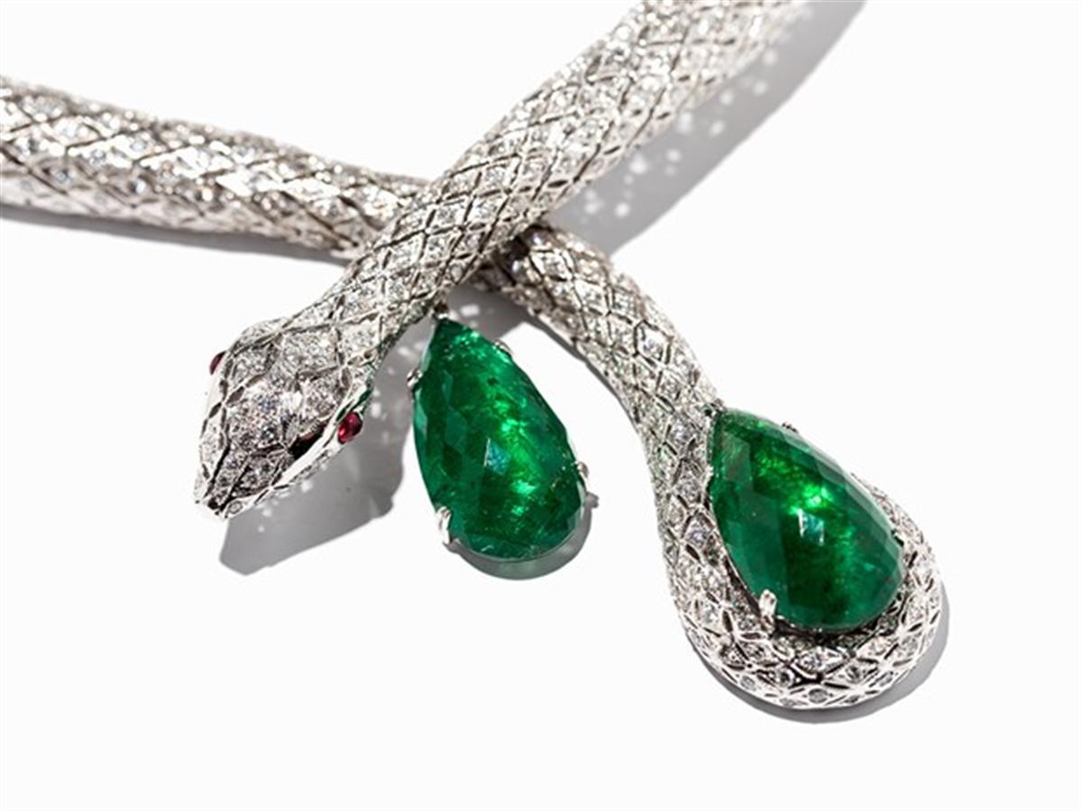 Description of the
- 18 carat white gold
- Europe, 20th century
- 2 faceted emerald drops, Columbia, of additional ca. 26,53 ct., without chrome coloration, with emerald-typical three-phase inclusions
- Numerous diamonds of together approx. 21.31