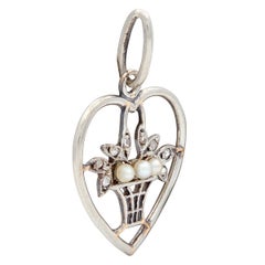 Pendentif Giradinetto antique de style édouardien, en platine et or 18 carats, orné de diamants, de perles et d'un motif floral en forme de cœur