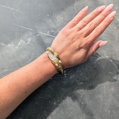 Bracciale vintage "La Triomphe" del 1980, con diamanti smeraldo, in oro 14 carati e platino, con motivo a cavallo e chiusura a bypass