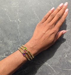 Bracciale vintage Bulgari degli anni '70 a tre fili sovrapposti, in oro 18 carati con pietre preziose assortite