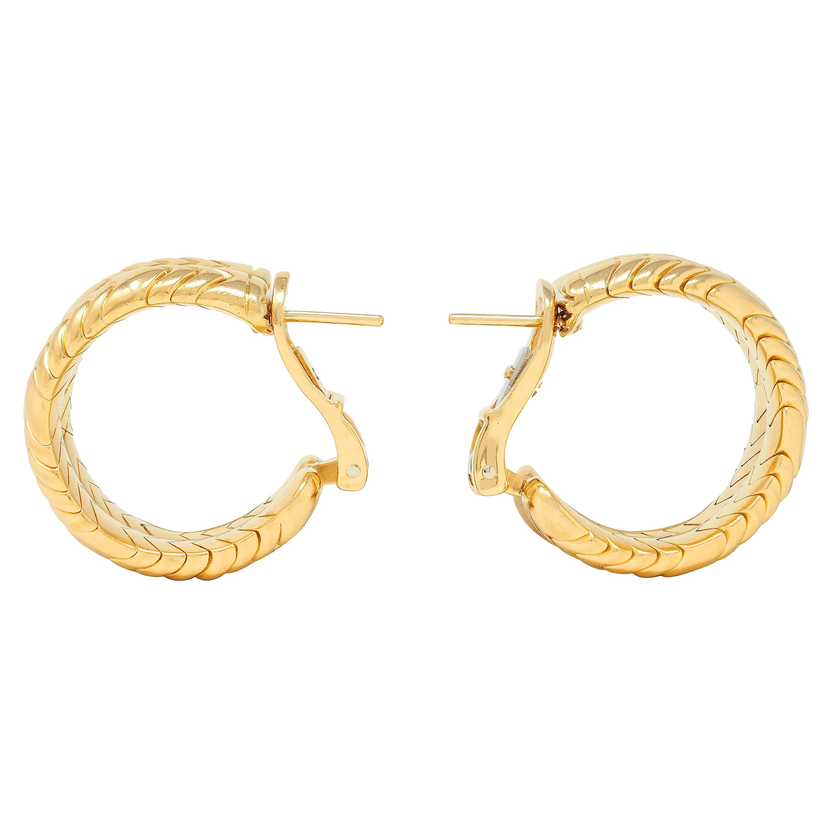 Bulgari 1990, orecchini a cerchio J Gold d'epoca in oro giallo 18 carati In condizioni ottime in vendita a Philadelphia, PA