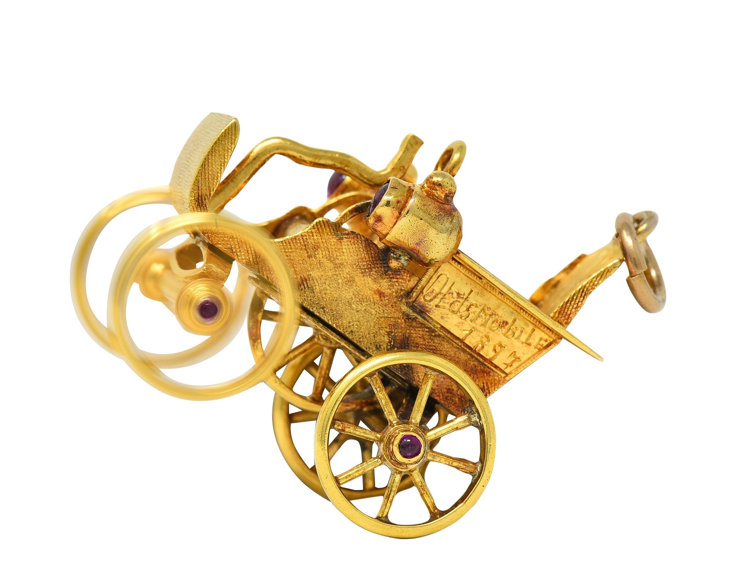 Disegnato come un primo modello di auto Oldsmobile con ruote rotanti.
Con carrozza completamente dimensionale incisa con texture a tratteggio incrociato su tutta la superficie
Sedile, volante e fari con rubini incastonati
Accentuati da ulteriori