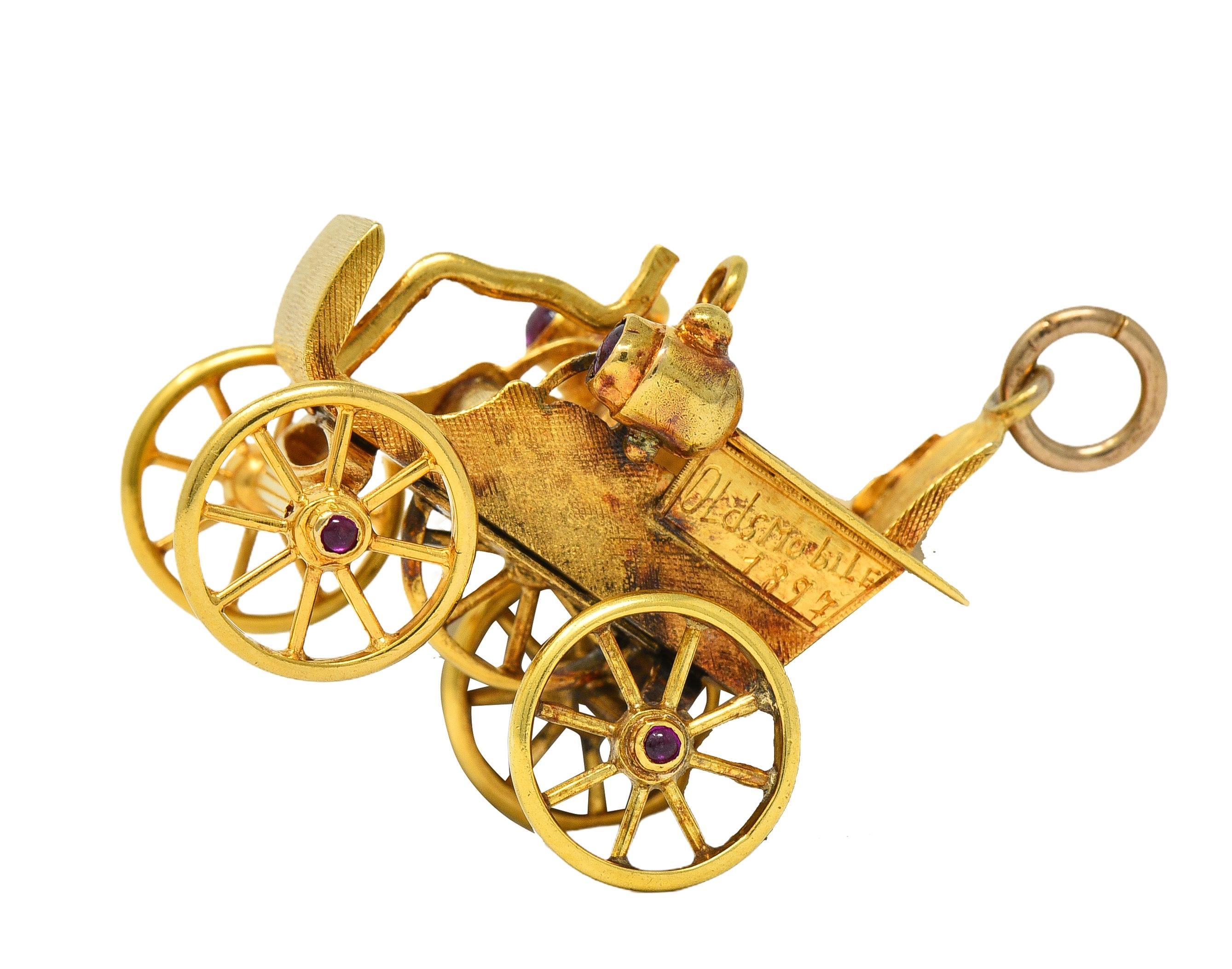 Cabochon Tiffany & Co. Ciondolo d'epoca in oro giallo 18 carati con rubino e auto Oldsmobile in vendita