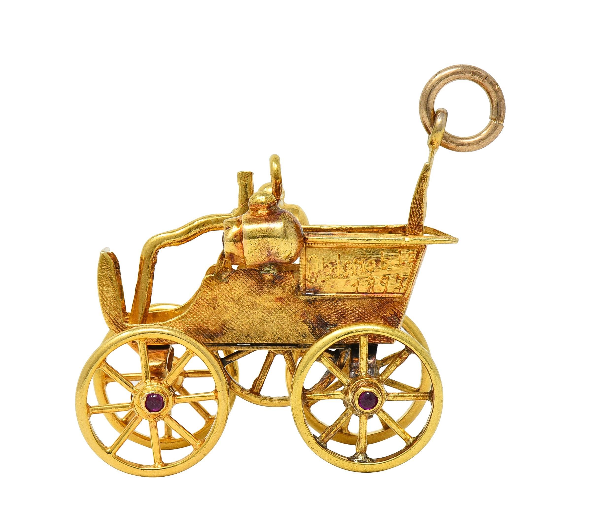 Tiffany & Co. Ciondolo d'epoca in oro giallo 18 carati con rubino e auto Oldsmobile In condizioni ottime in vendita a Philadelphia, PA