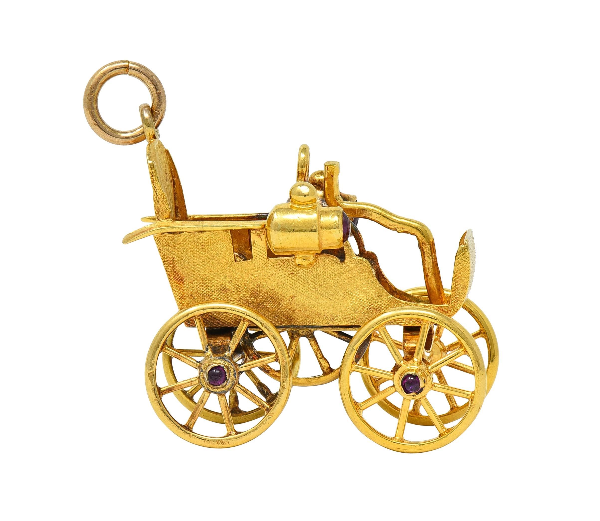 Tiffany & Co. Ciondolo d'epoca in oro giallo 18 carati con rubino e auto Oldsmobile in vendita 1