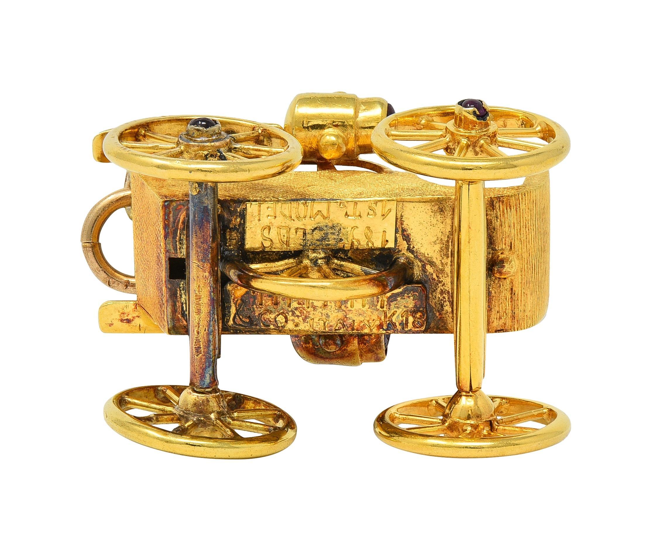 Tiffany & Co. Ciondolo d'epoca in oro giallo 18 carati con rubino e auto Oldsmobile in vendita 3