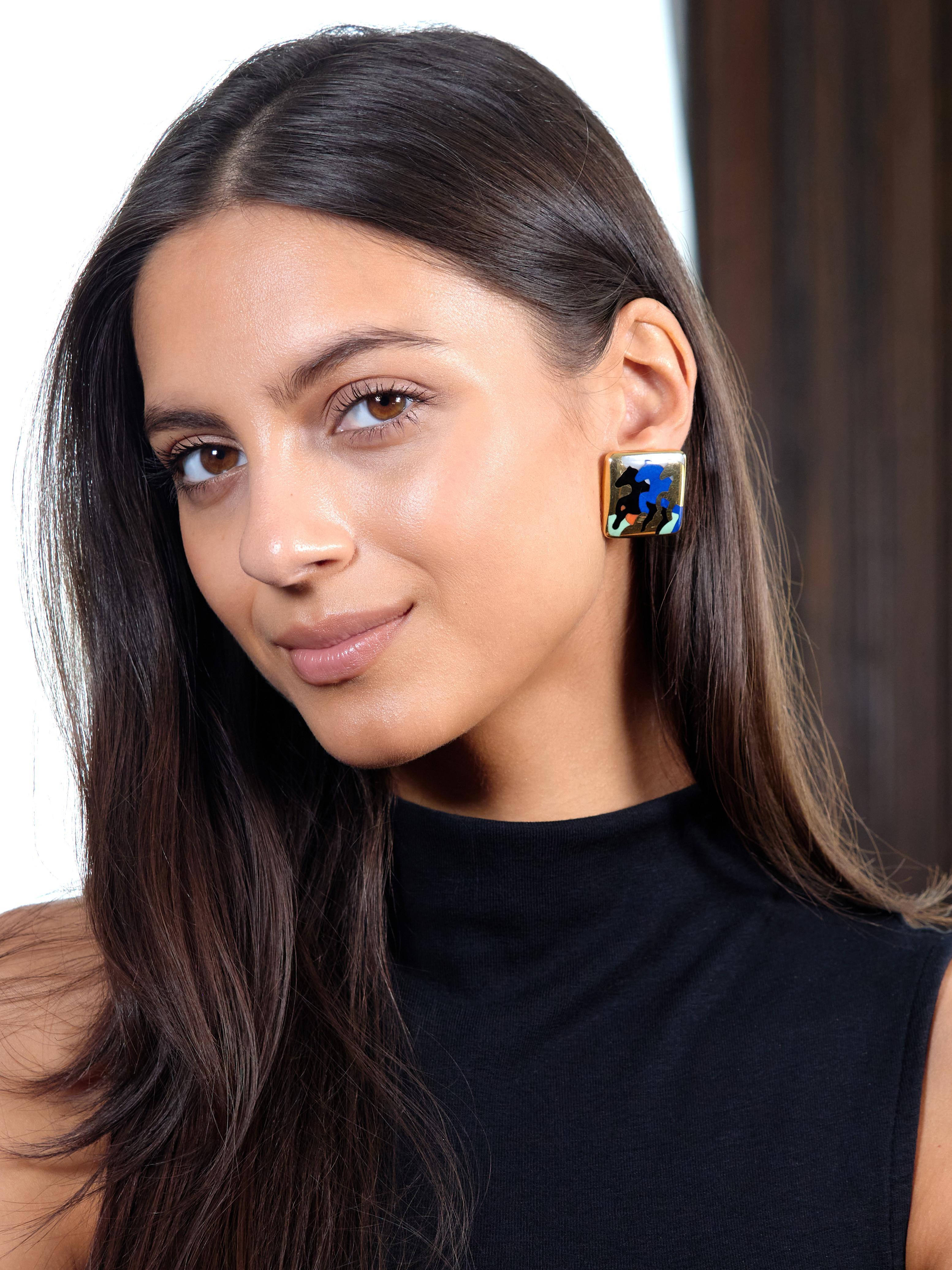 Progettato come forme a forma di cuscino che raffigurano tre silhouette di cavalli sovrapposte.
Composto da oro lucido e intarsi di lapislazzuli, giada, onice e corallo.
Blu medio opaco, verde chiaro, nero e arancione rossastro.
Con segmenti a