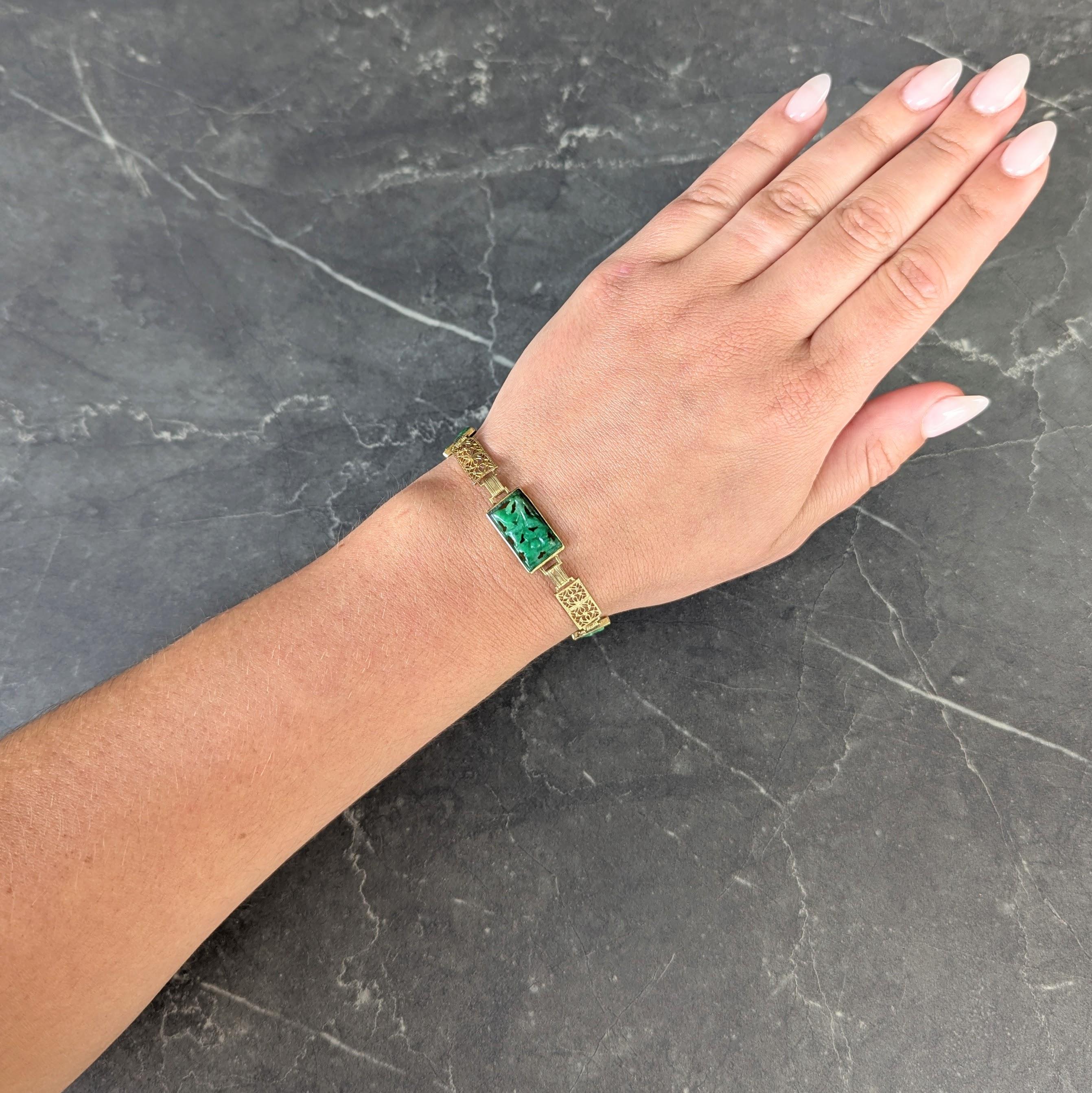 Composto da maglie di forma rettangolare e da maglie a barretta che si alternano tra loro
Caratterizzato da tre maglie con castone e pastiglie di giada intagliate a motivo floreale.
Misura 10,0 x 17,0 mm - colore verde medio traslucido
Presenta