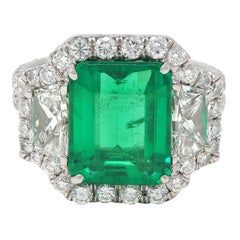 Zeitgenössische 7,90 CTW Smaragd Diamant Platin Vintage drei Stein Halo Ring GIA