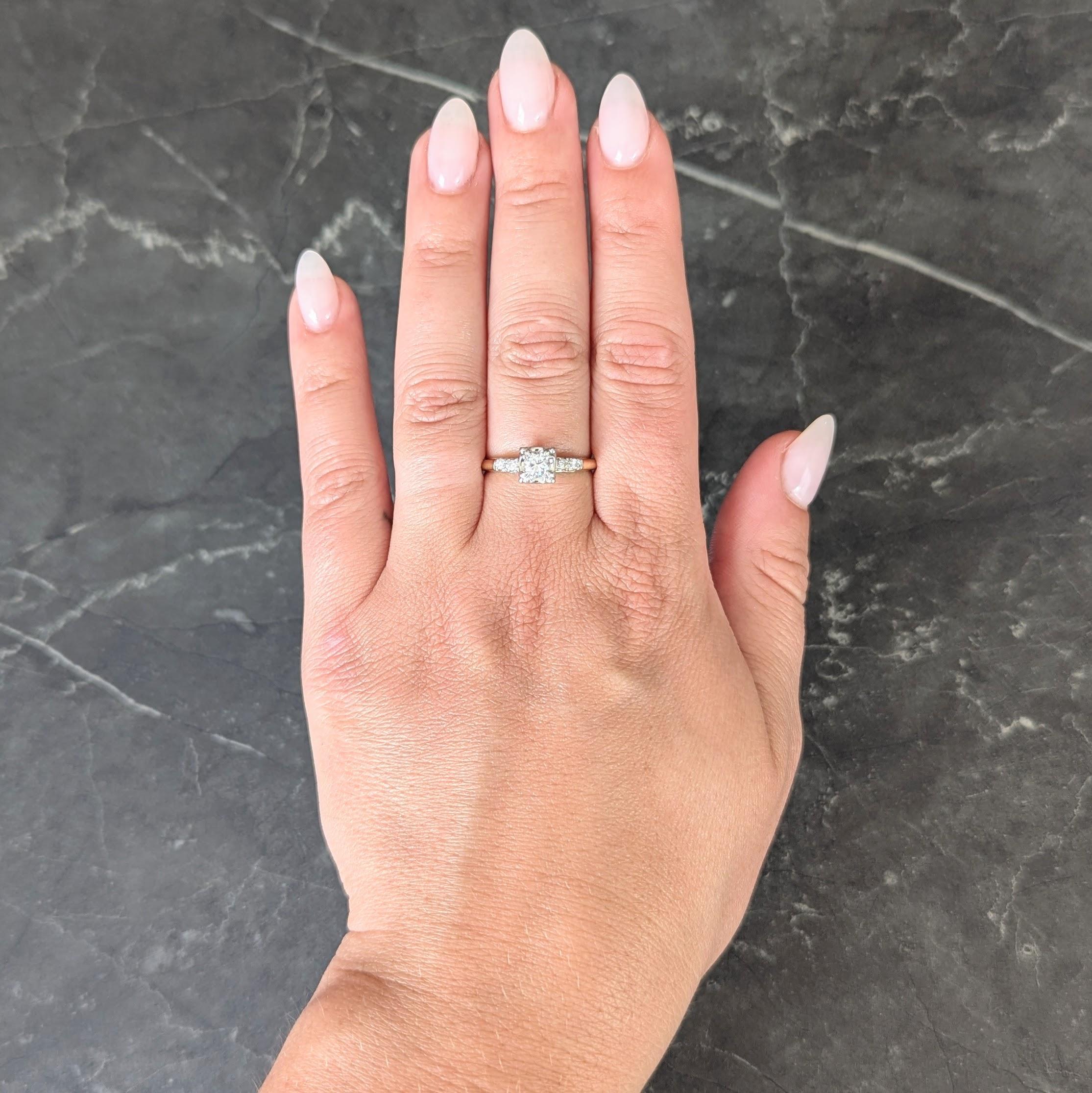 Centré sur un diamant de taille transitionnelle pesant environ 0,25 carat - couleur G et pureté VS2
Serti de perles tri-split dans un panier de forme carrée et flanqué de diamants supplémentaires.
Serti de diamants taillés en queue de poisson d'un