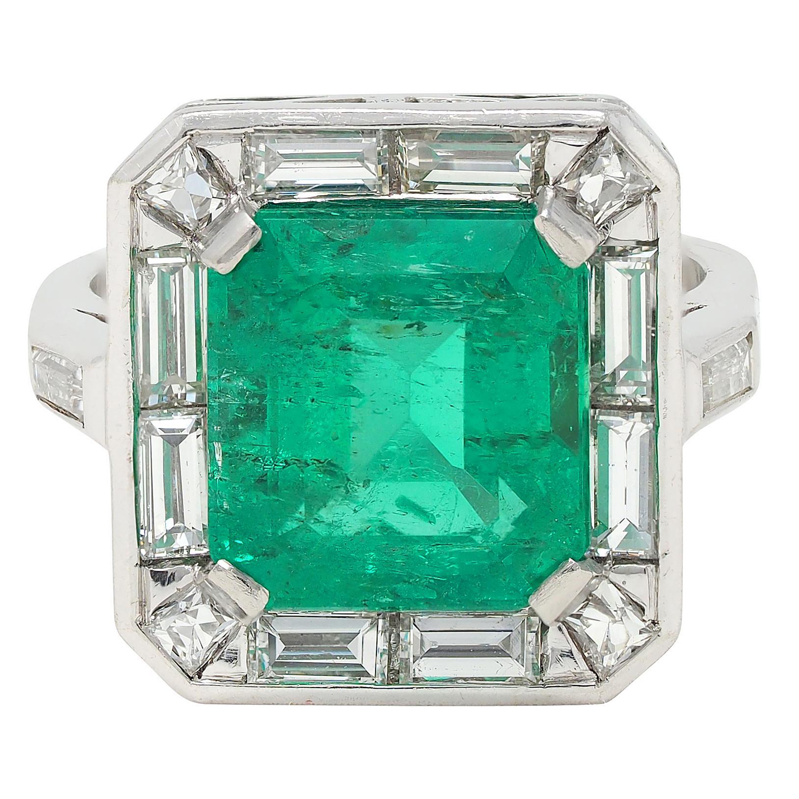 Anello con diamante smeraldo colombiano di metà secolo da 7,00 CTW in platino Vintage Halo GIA
