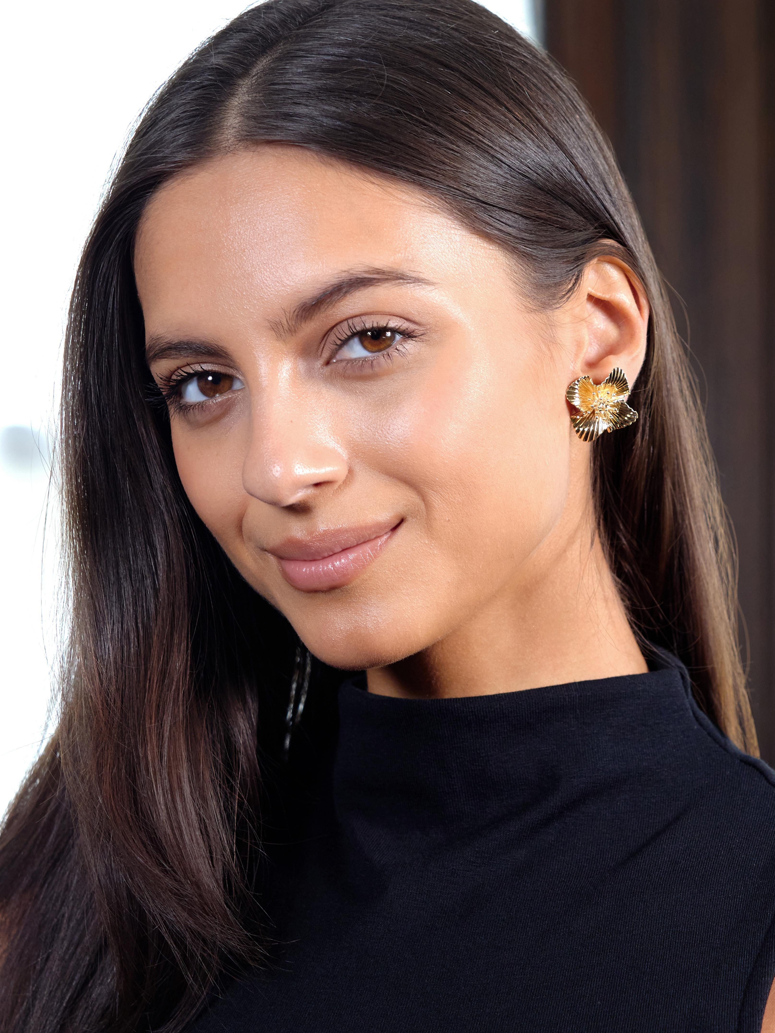 Les clips d'oreilles sont conçus comme des fleurs à enroulement dimensionnel
Accentué par des pétales cannelés et des centres éclatants
Complétées par des dos d'oméga à charnière
Estampillé pour l'or 14 carats
Numéroté et entièrement signé pour