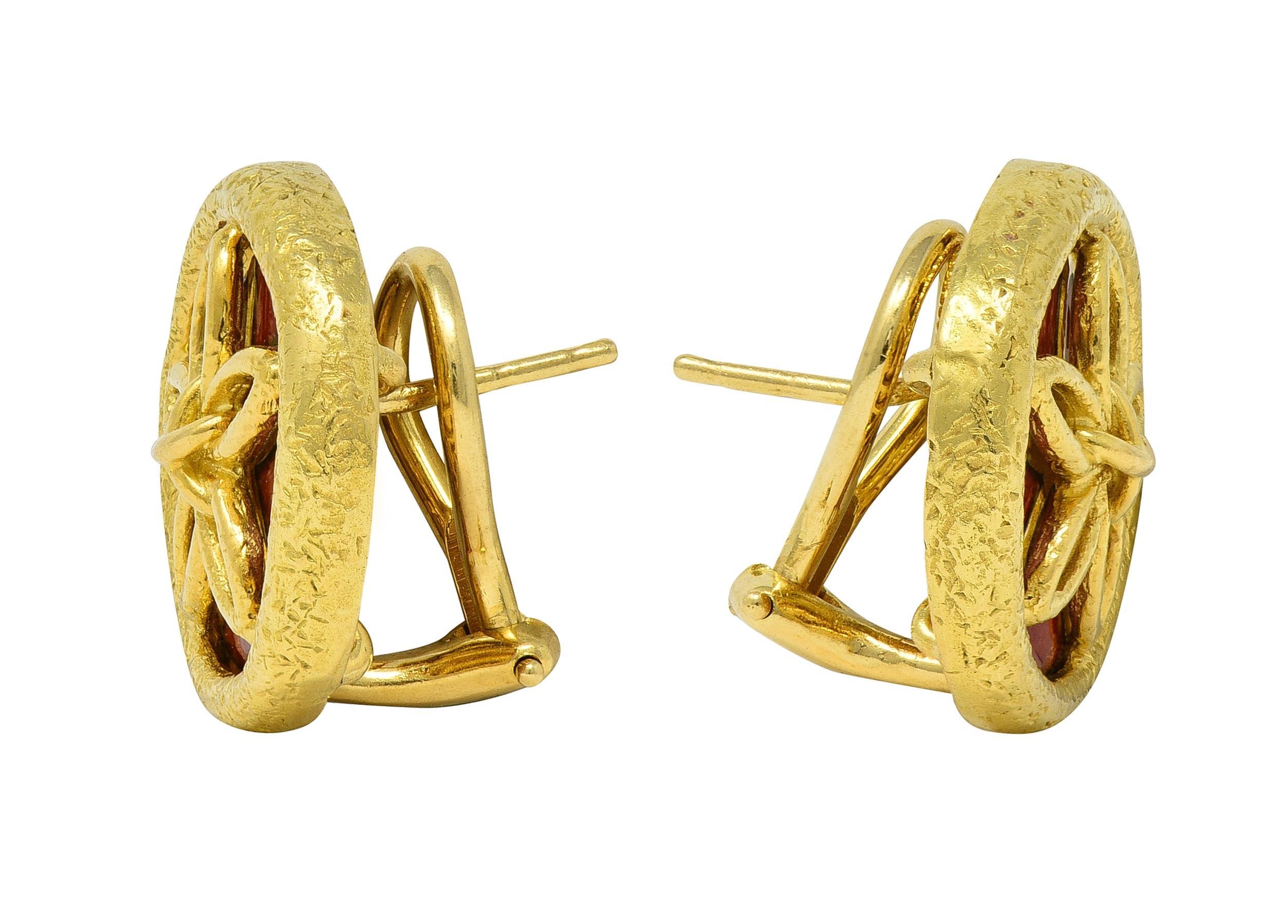 Moderne Schlumberger Tiffany & Co. Boucles d'oreilles en émail et or 18K avec pince en forme de dollar des sables. en vente