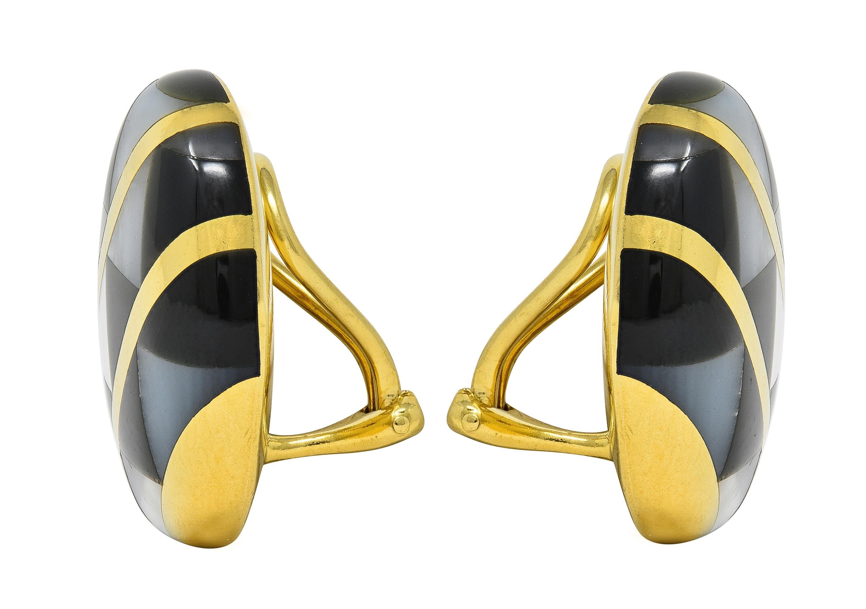 Moderne Tiffany & Co. 1980 Boucles d'oreilles avec incrustation de nacre, d'onyx et d'or 18 carats. en vente
