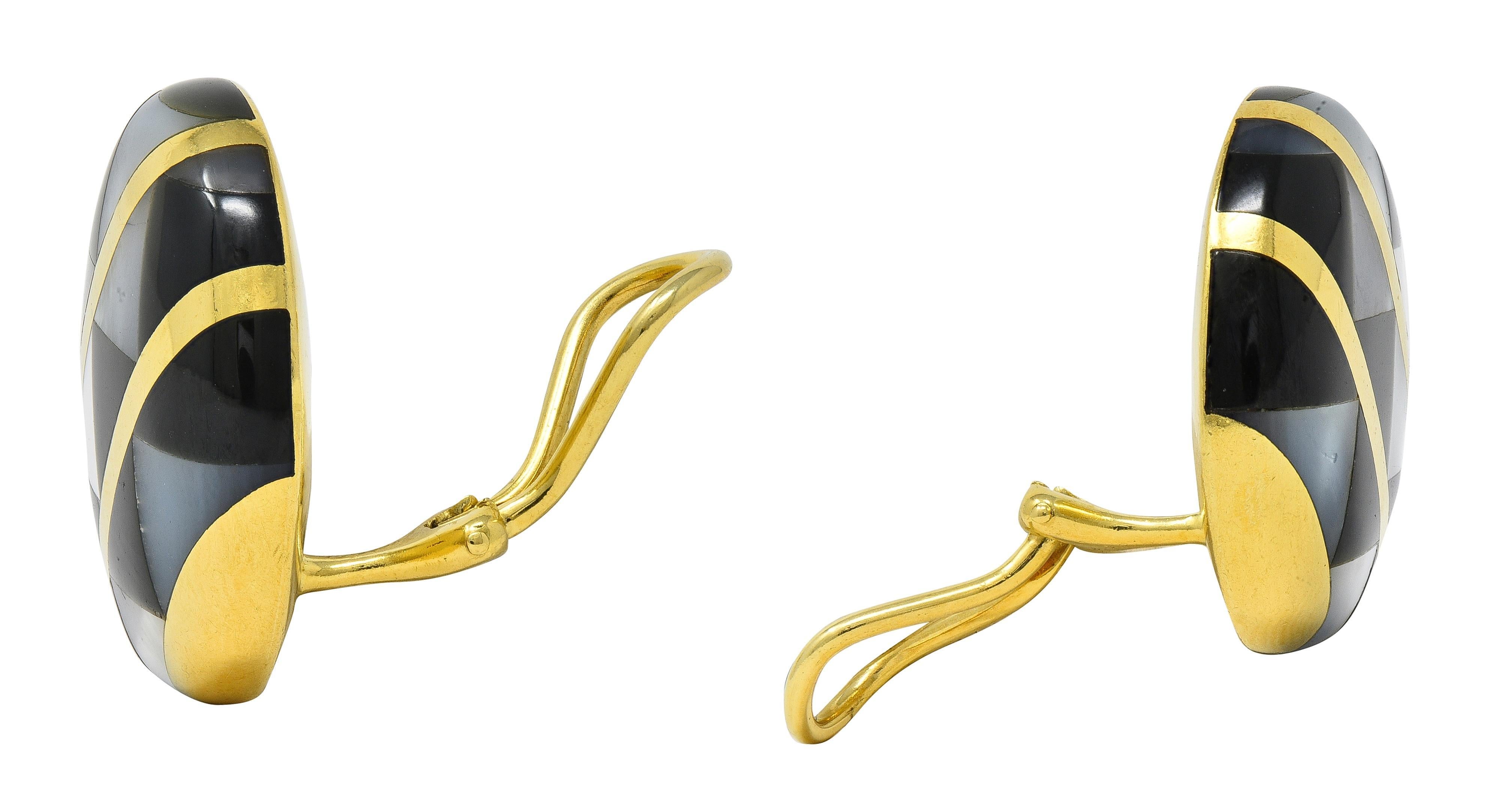 Tiffany & Co. 1980 Boucles d'oreilles avec incrustation de nacre, d'onyx et d'or 18 carats. Pour femmes en vente