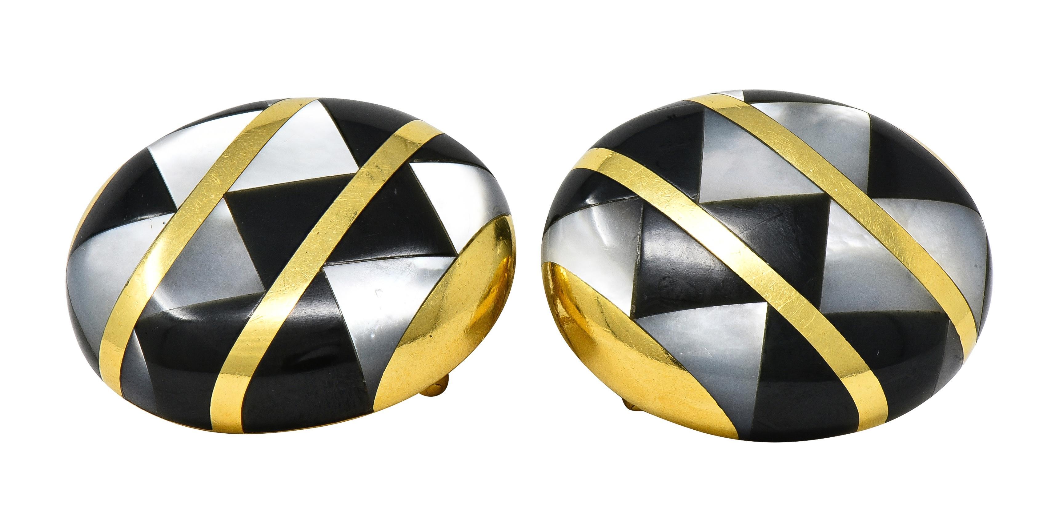 Tiffany & Co. 1980 Boucles d'oreilles avec incrustation de nacre, d'onyx et d'or 18 carats. Excellent état - En vente à Philadelphia, PA