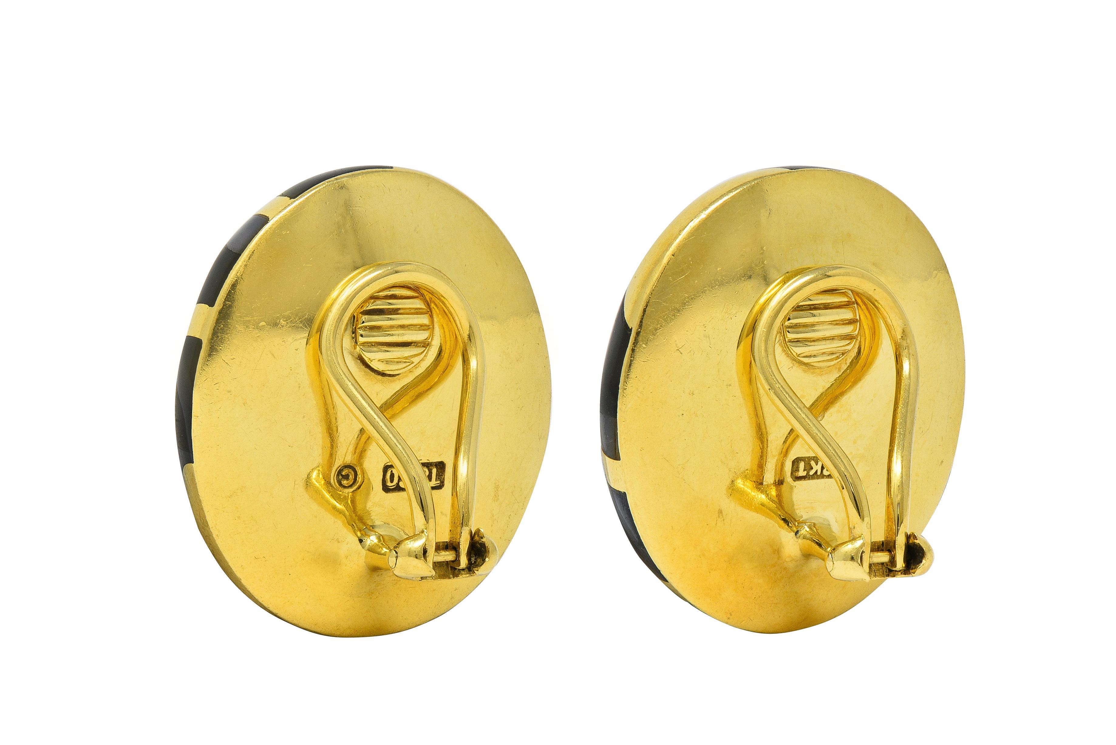 Taille mixte Tiffany & Co. 1980 Boucles d'oreilles avec incrustation de nacre, d'onyx et d'or 18 carats. en vente