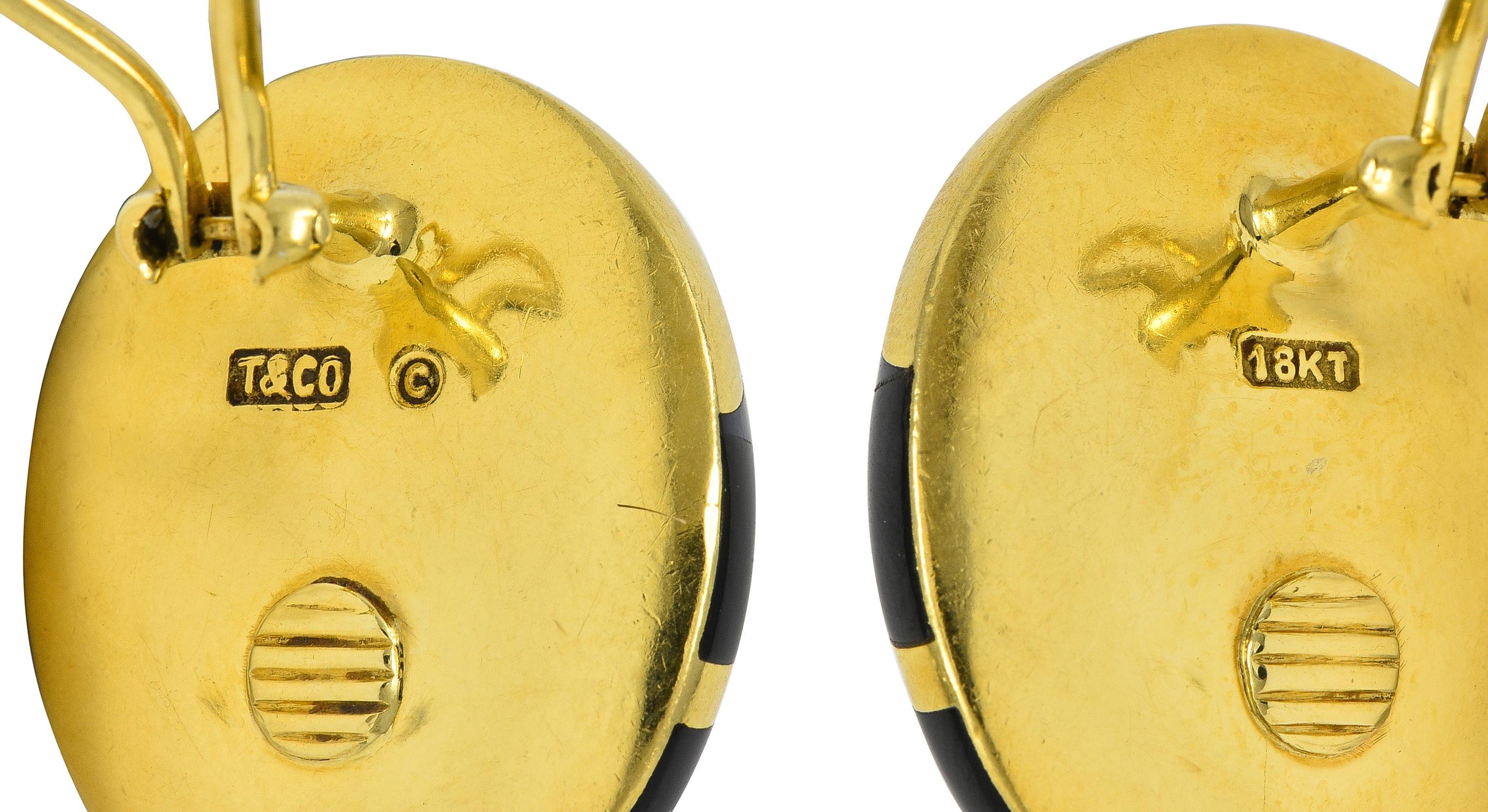 Tiffany & Co. 1980 Boucles d'oreilles avec incrustation de nacre, d'onyx et d'or 18 carats. en vente 1