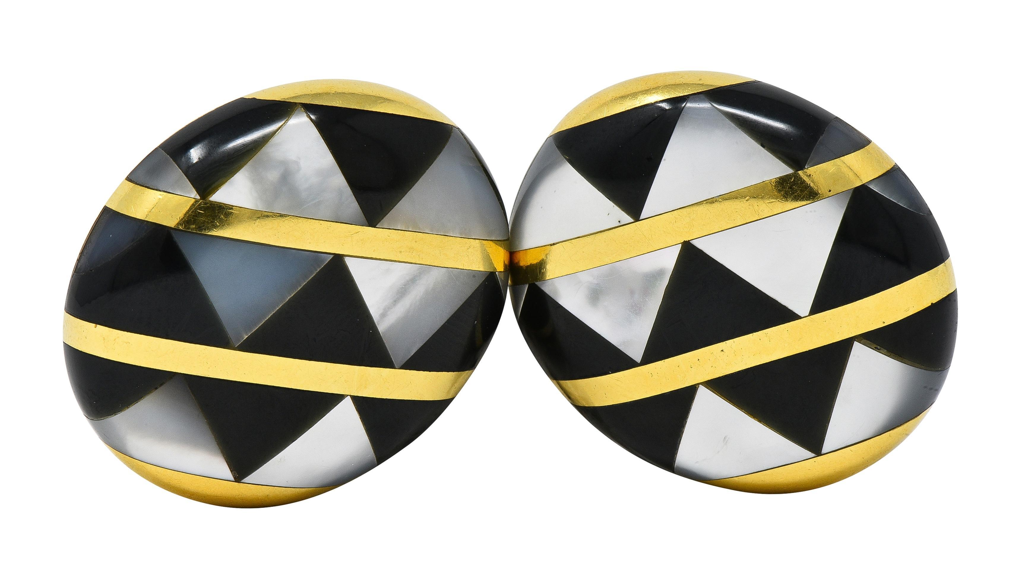 Tiffany & Co. 1980 Boucles d'oreilles avec incrustation de nacre, d'onyx et d'or 18 carats. en vente 2