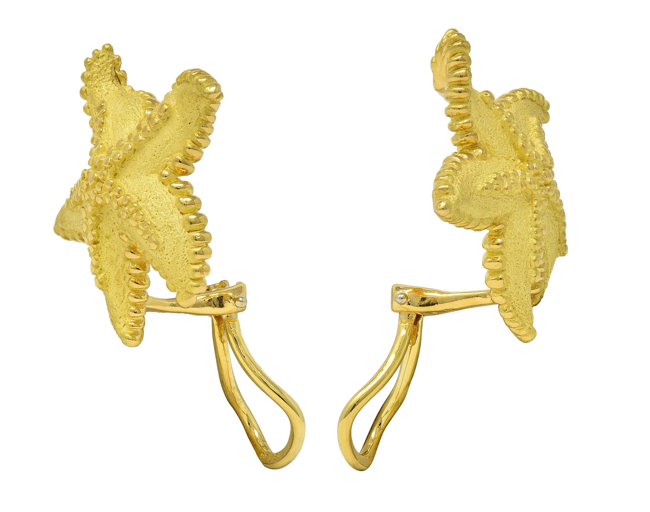 Donna Orecchini Tiffany & Co. 1980 in oro giallo 18 carati con stella marina d'epoca in vendita