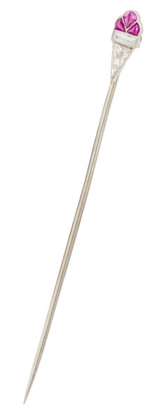 Art-Déco-Anstecknadel im Vintage-Stil mit Diamanten und Rubinen aus 18-karätigem Weißgold und Platin