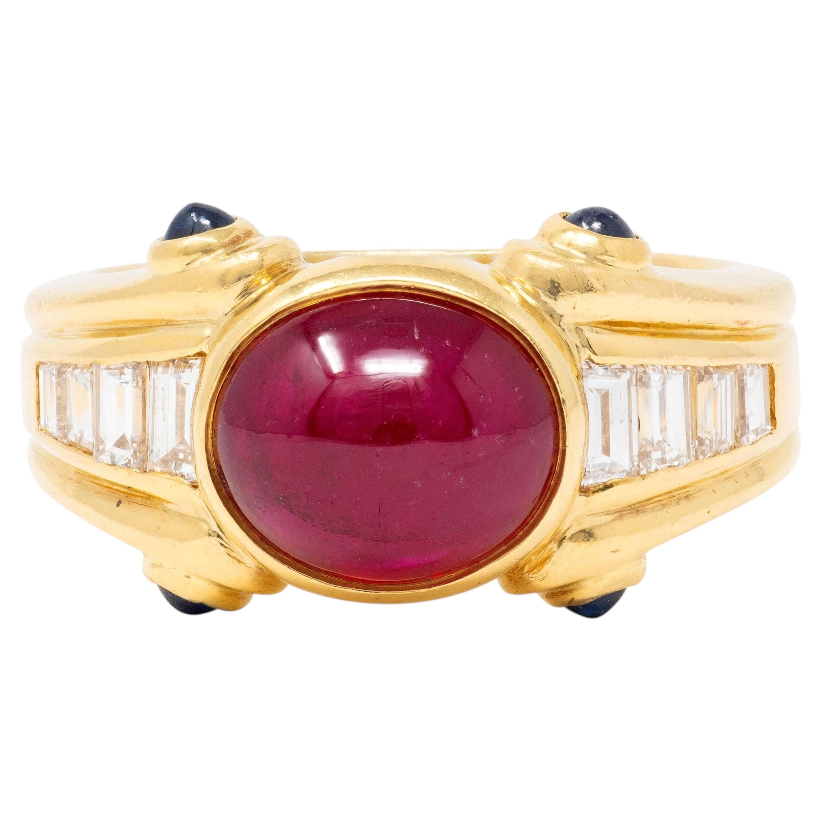 Bague vintage Bulgari des années 1980 en or 18 carats, sertie de rubis, saphirs et diamants pour un total de 4,00 carats, de style « colonne »