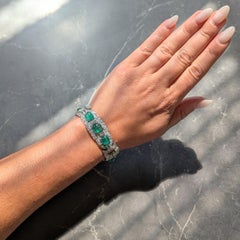 Bracelet vintage Art déco en platine avec boucles en ligne, orné d'émeraudes et de diamants d'un poids total de 50,70 carats