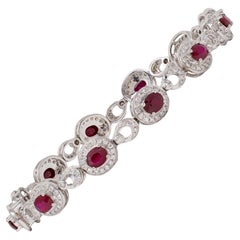 Bracciale contemporaneo con linea “Halo” in oro bianco 18 carati con rubini e diamanti per un totale di 5,33 carati, del 2010