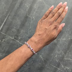 Bracciale contemporaneo con linea “Halo” in oro bianco 18 carati con rubini e diamanti per un totale di 5,33 carati, del 2010
