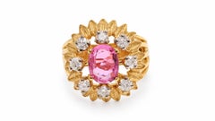 Anello con zaffiro rosa naturale da 1,58 ct e diamanti a grappolo, con dettaglio a raggiera, 14KT 95554