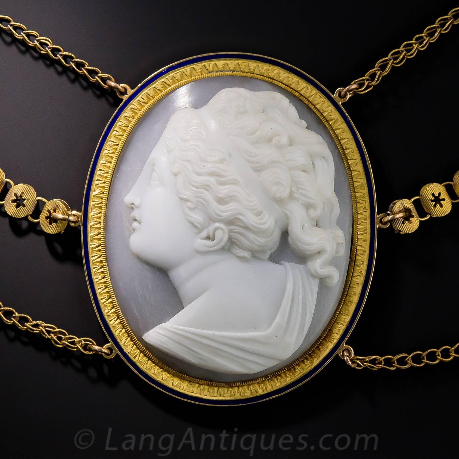 Early Victorian Cameo Necklace and Earring Suite in Fitted Box In Good Condition For Sale In San Francisco, CA