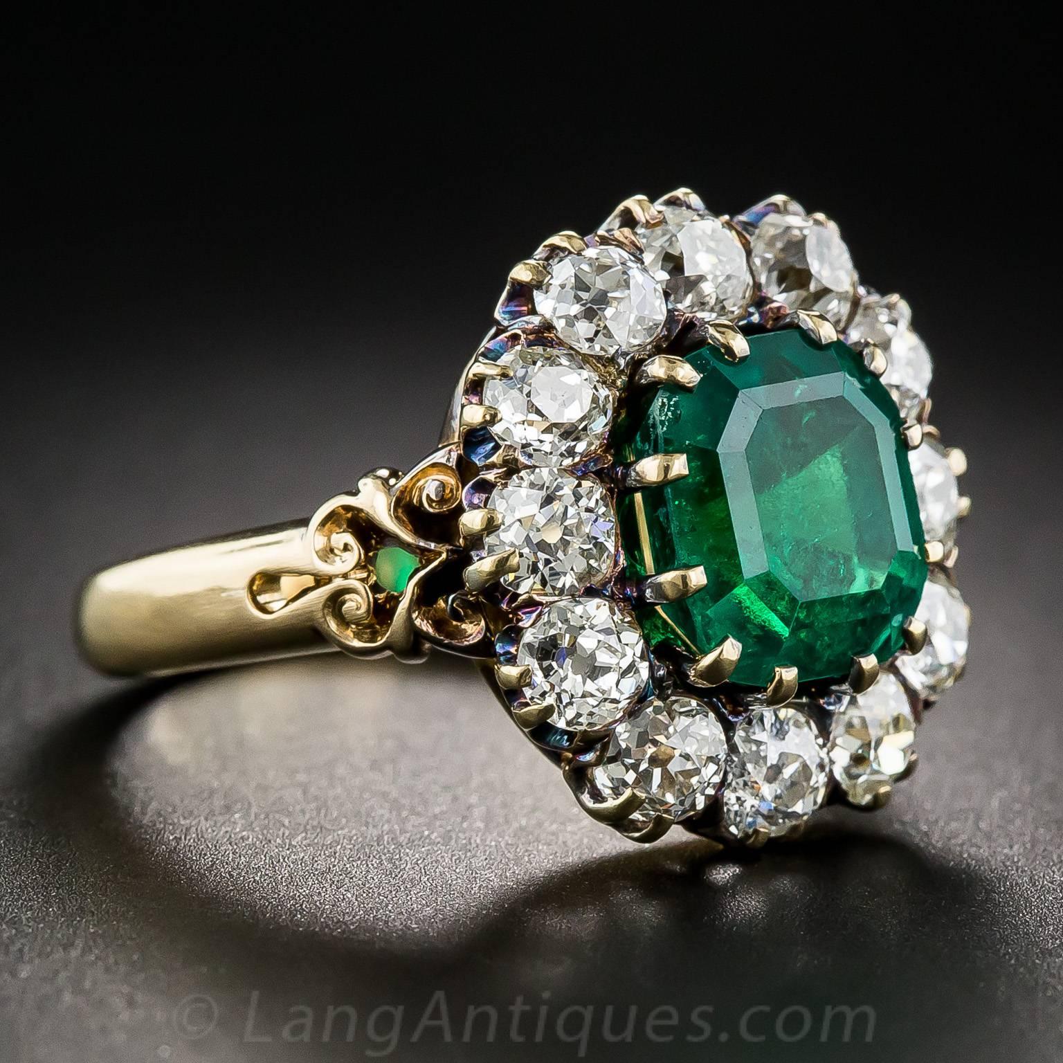 Late Victorian Victorian 2.75 Carat Emerald Diamond Gold Cluster Ring For Sale