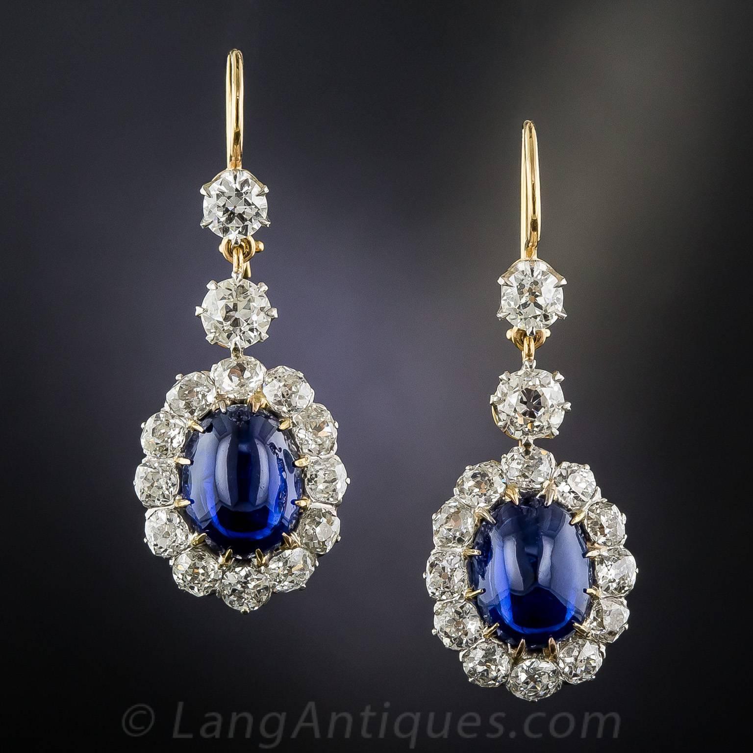 Ein Paar reicher, kobaltblauer Zuckerhut-Cabochon-Saphire mit einem Gesamtgewicht von 11,48 Karat (begleitet von einem AGTA-Edelsteinbericht mit der Angabe: Natural, No-Heat, Pailin (Kambodscha) Ursprung), sind elegant in diesen außergewöhnlichen