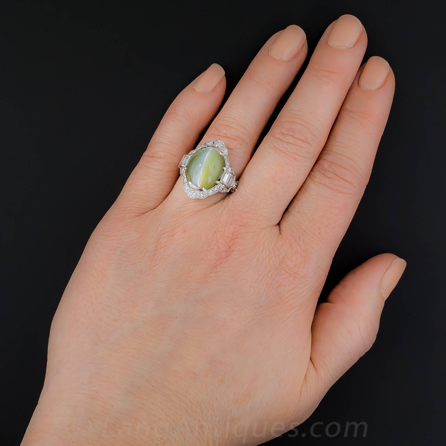 Art Deco 18.50 Carat Chrysoberyl Cat's-Eye Diamond Platinum Ring For Sale 3