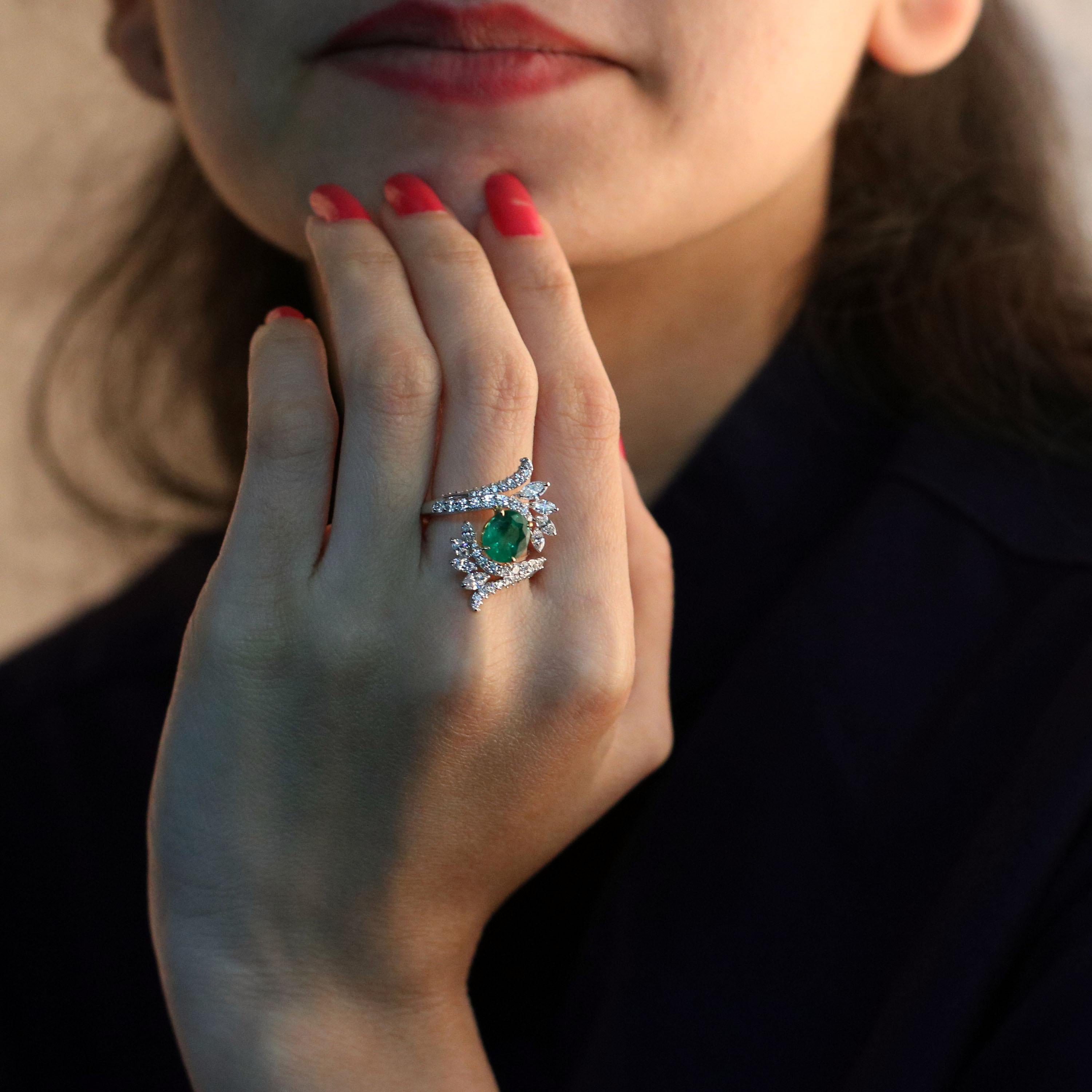 Modern Studio Rêves Emerald and Diamond Ring in 18 Karat Gold For Sale