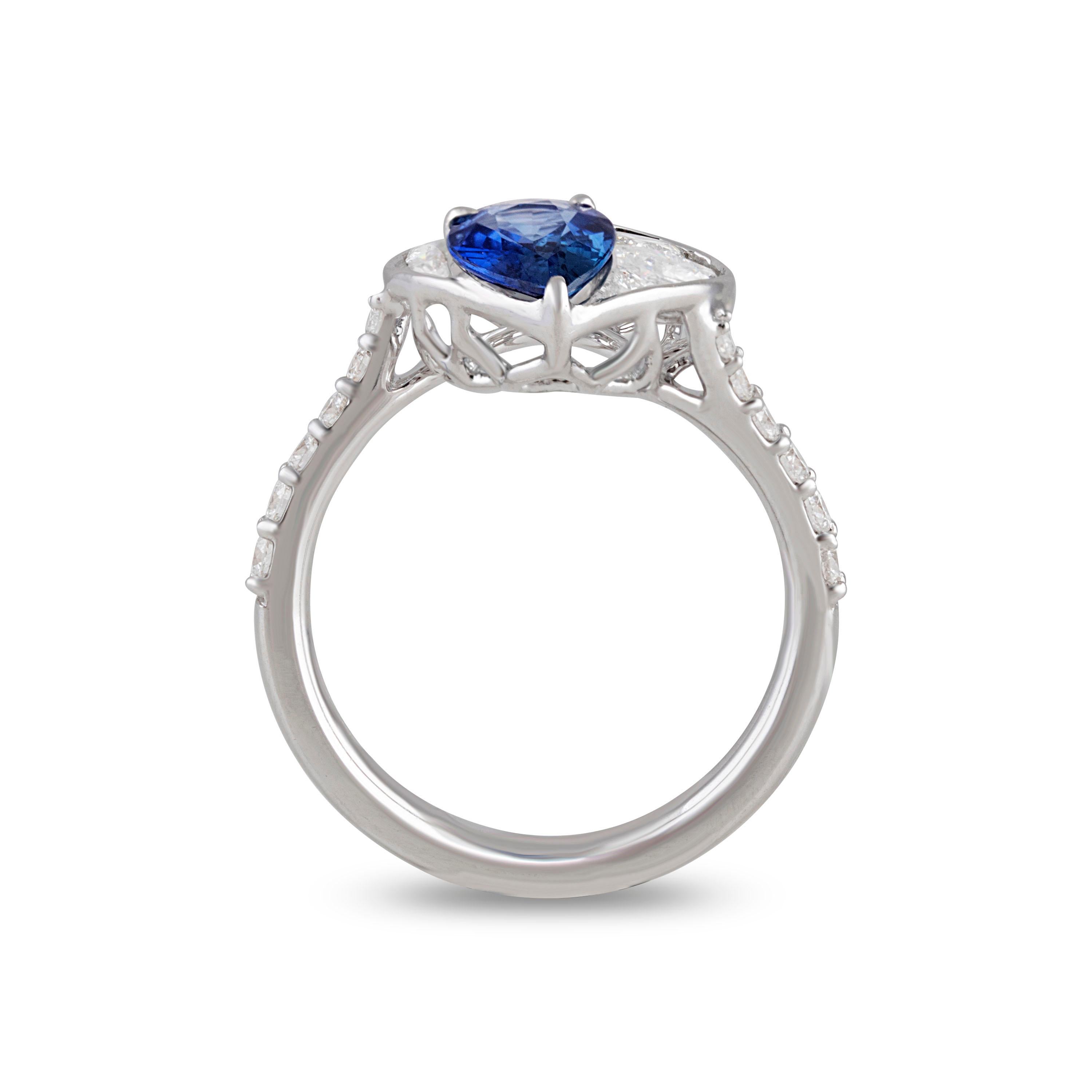 Contemporary Studio Rêves Diamond and Blue Sapphire Love Ring in 18 Karat White Gold For Sale
