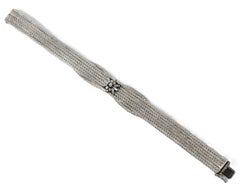 Bracelet de luxe italien en or blanc 18 carats, orné de breloques florales en diamant et d'un motif en chevrons
