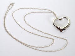 Tiffany & Co. Pendentif « Grand cœur ouvert » en argent sterling d'Elsa Peretti sur une longue chaîne T&Co. Chaîne