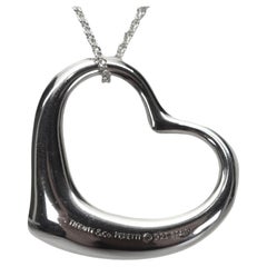 Tiffany & Co. Pendentif « Grand cœur ouvert » en argent sterling d'Elsa Peretti sur une longue chaîne T&Co. Chaîne